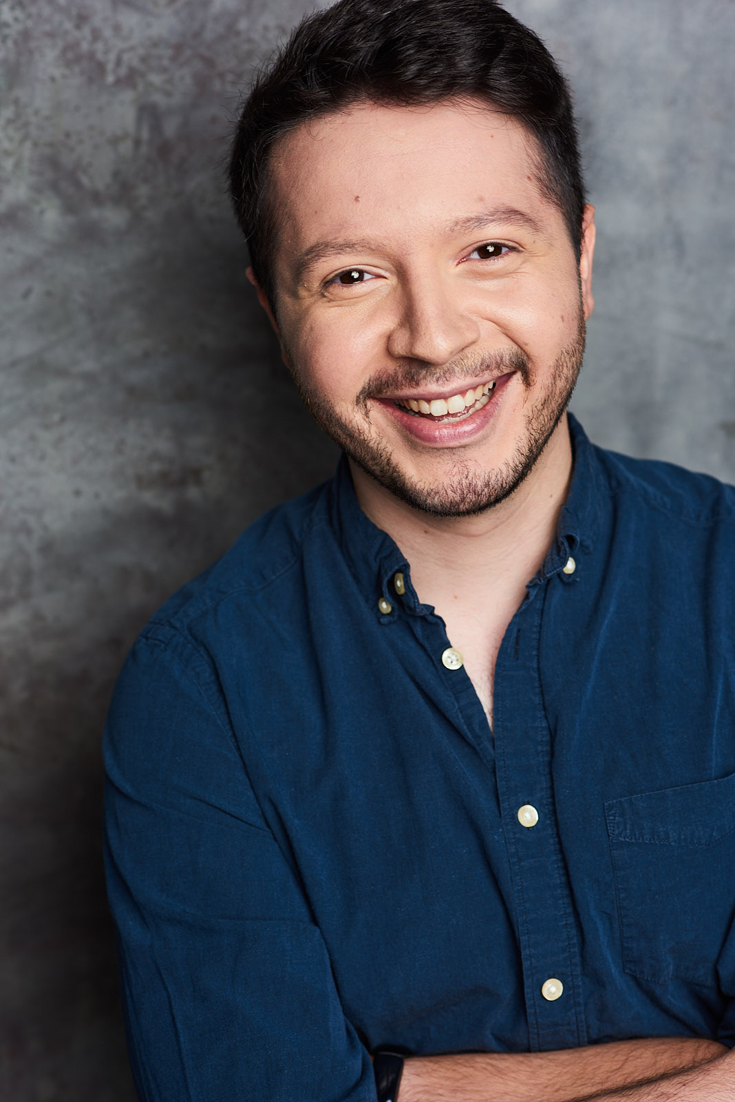 UConn School of Fine Arts Alum, Kevin Rivera, smiling head shot