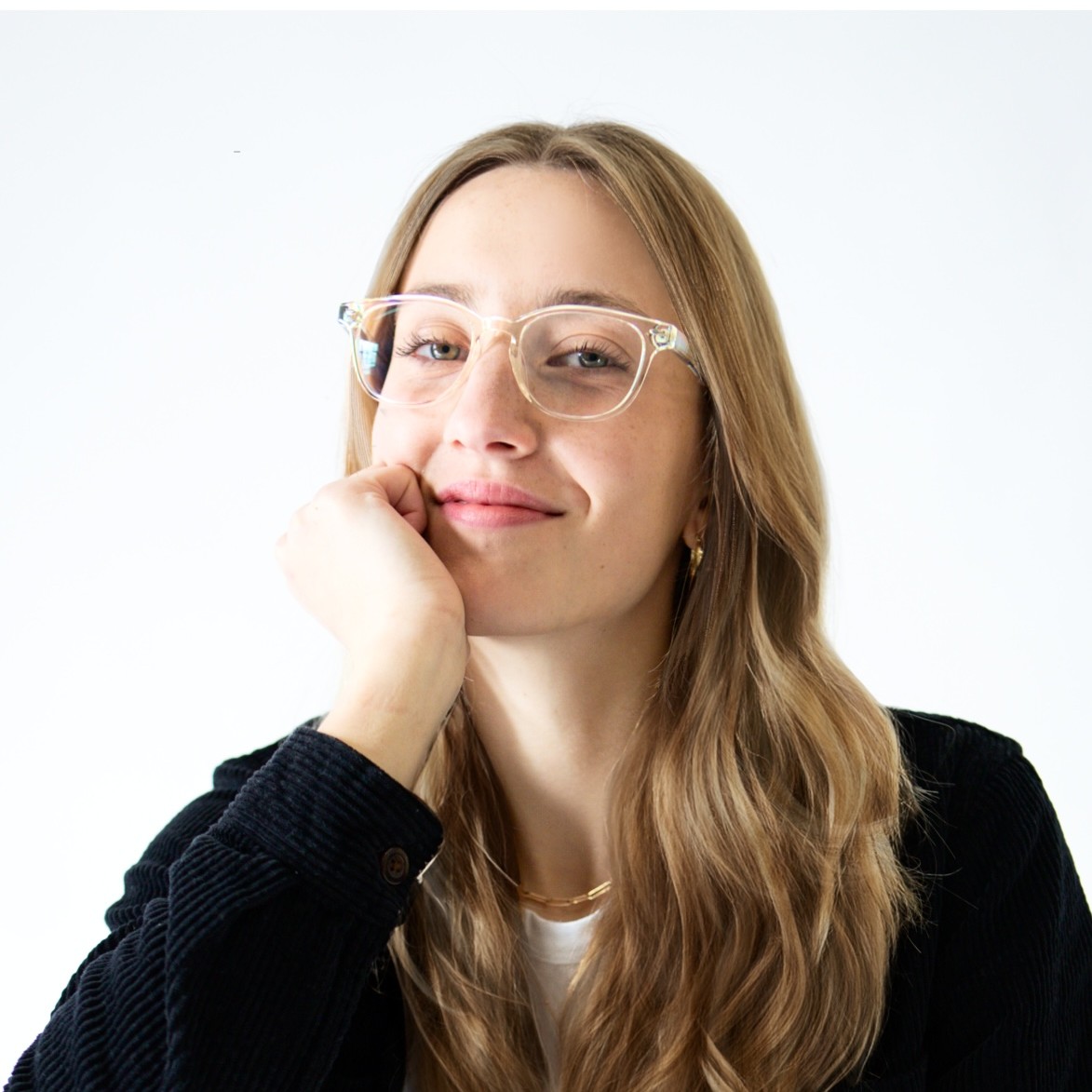 Grinning soman with glasses and blonde hair